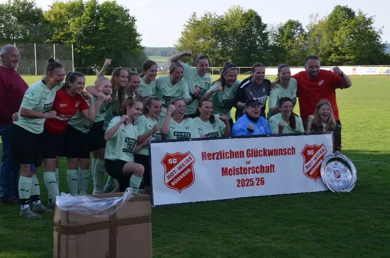 Bilder von der Meisterschaft 2025/2026 der 1. Frauenmannschaft sind online.
